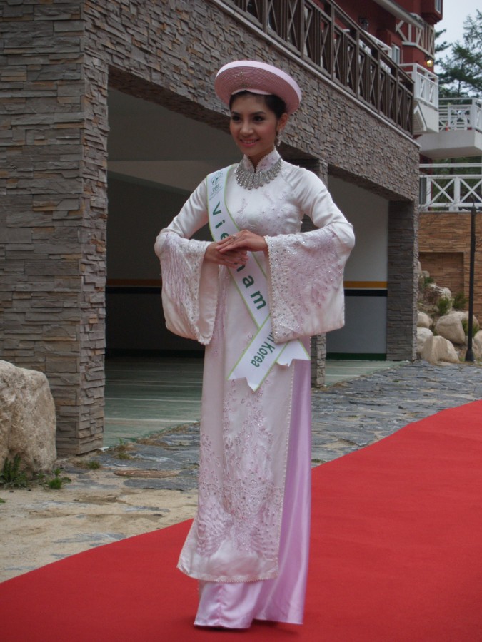 Ngắm áo dài của Hương Giang tại Miss Global Beauty Queen 2011 P5047361