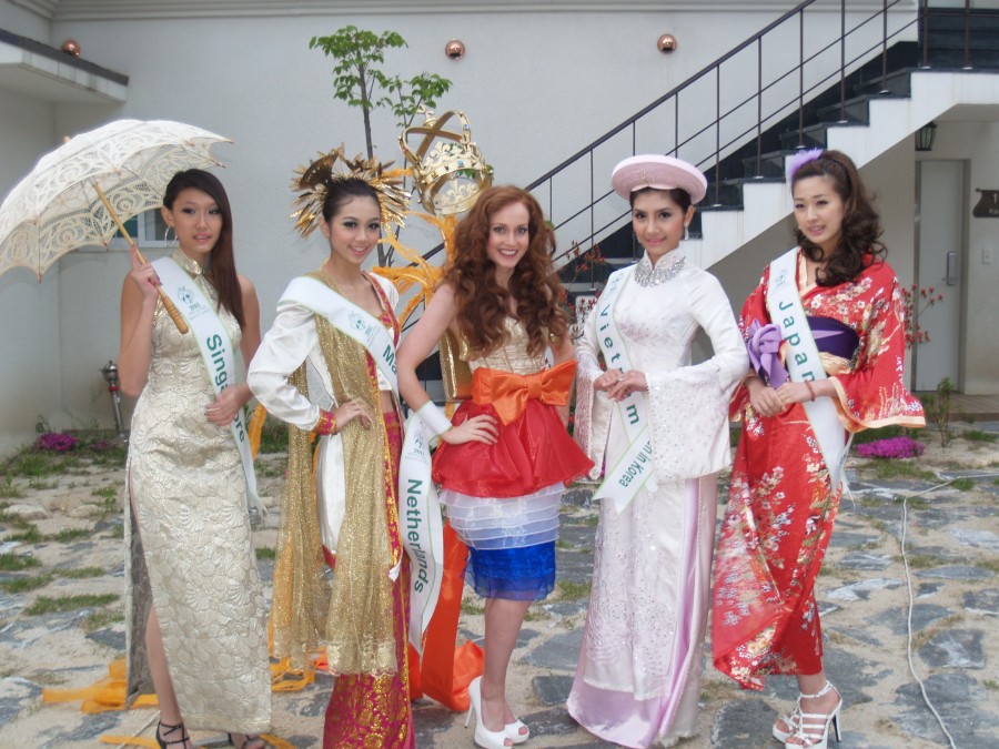 Ngắm áo dài của Hương Giang tại Miss Global Beauty Queen 2011 P5047380